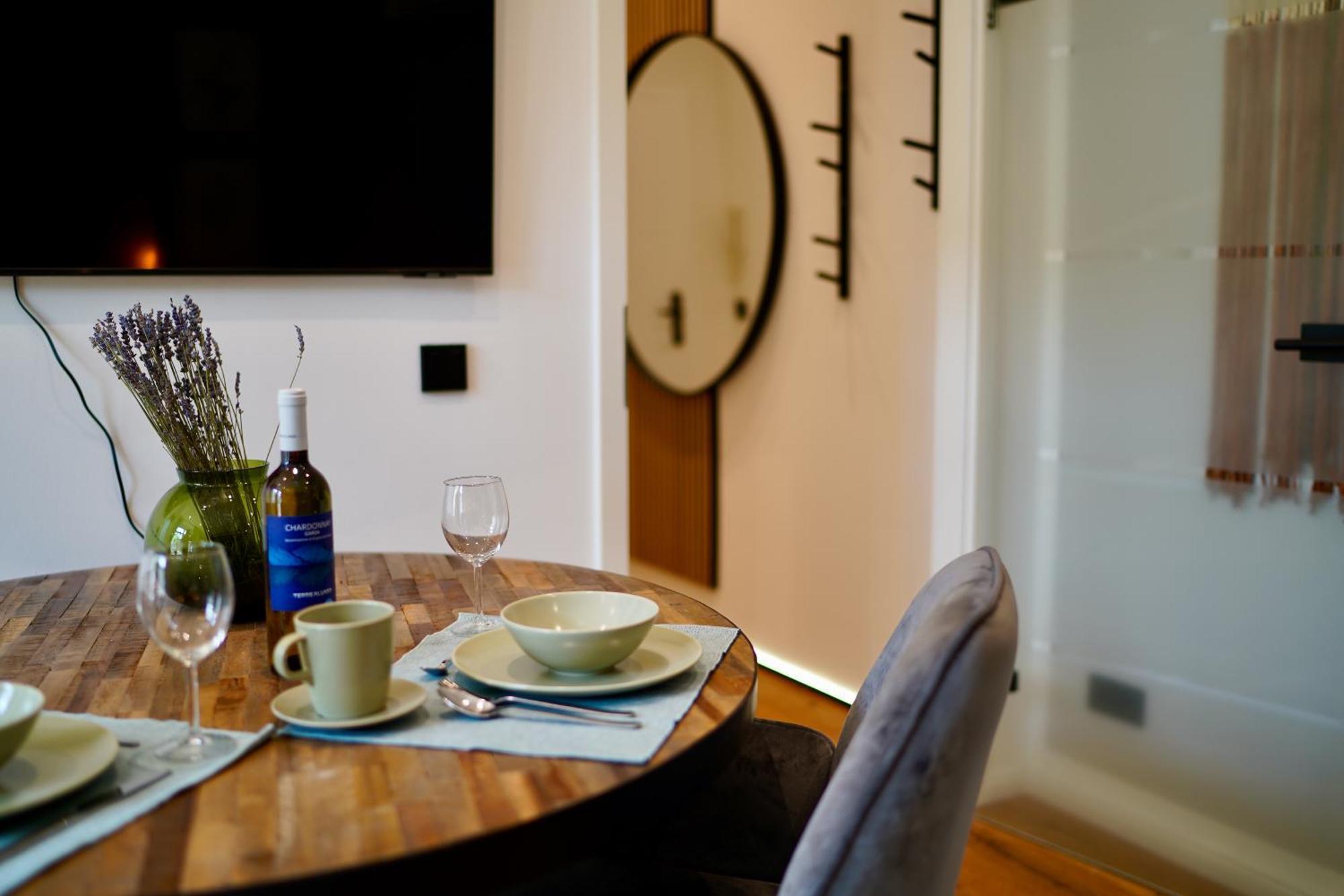 Edler Wohnraum Luxurioeses Studio Im Zentrum Mit Balkon, Kaffeevollautomat, Klima & Parkplatz Τσβικάου Εξωτερικό φωτογραφία